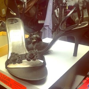 Black flower evening shoe